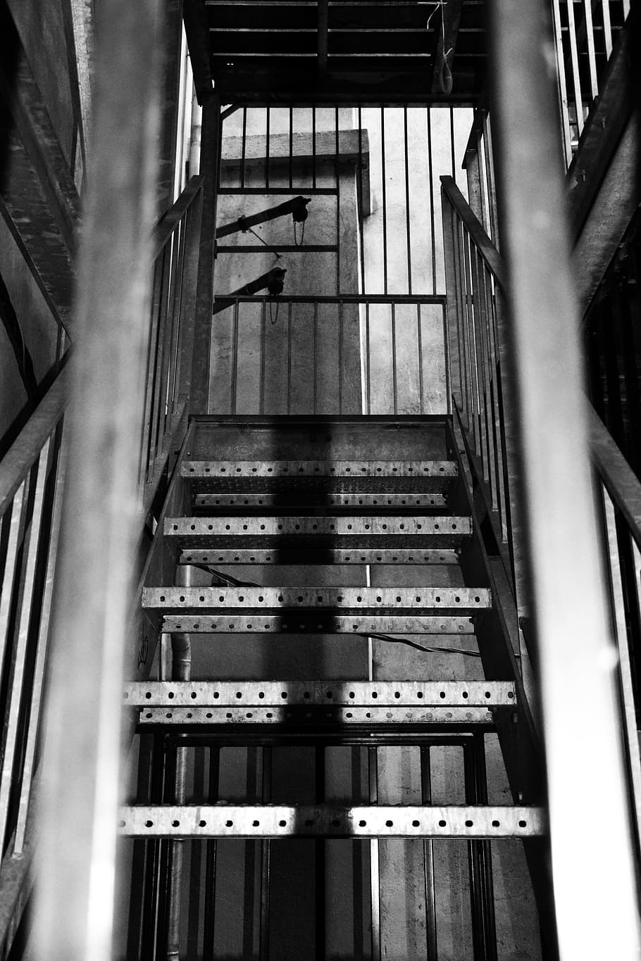 Staircase, Black White, Perspective, bars, worrying, black And White HD wallpaper