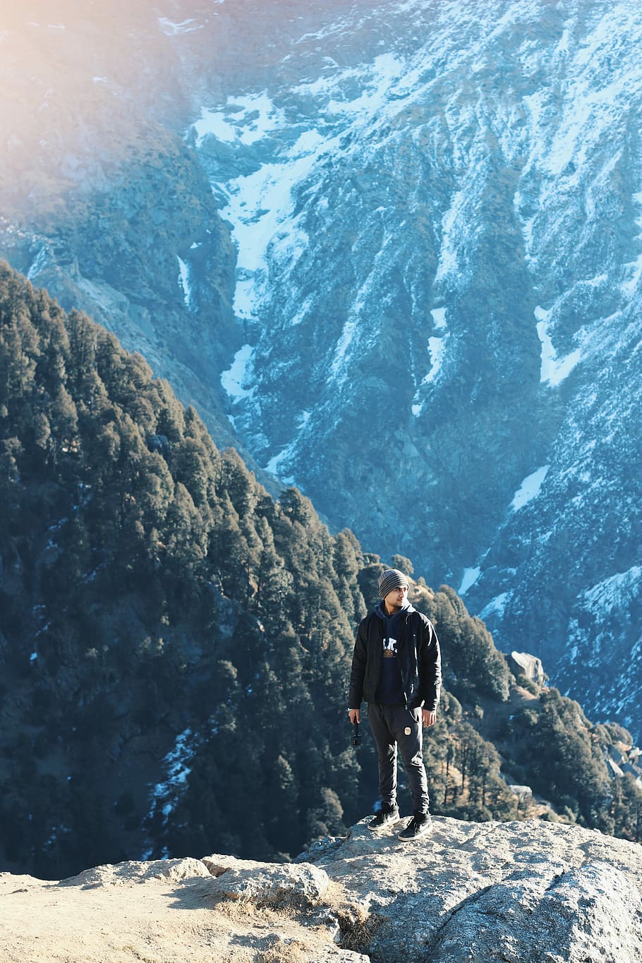 person standing on the rock, man standing on gray rock above a mountain HD wallpaper