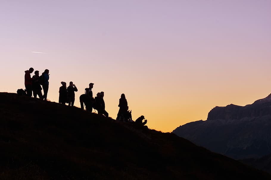 silhouette of group of people on hill, silhouette photo of group of people on mountain top