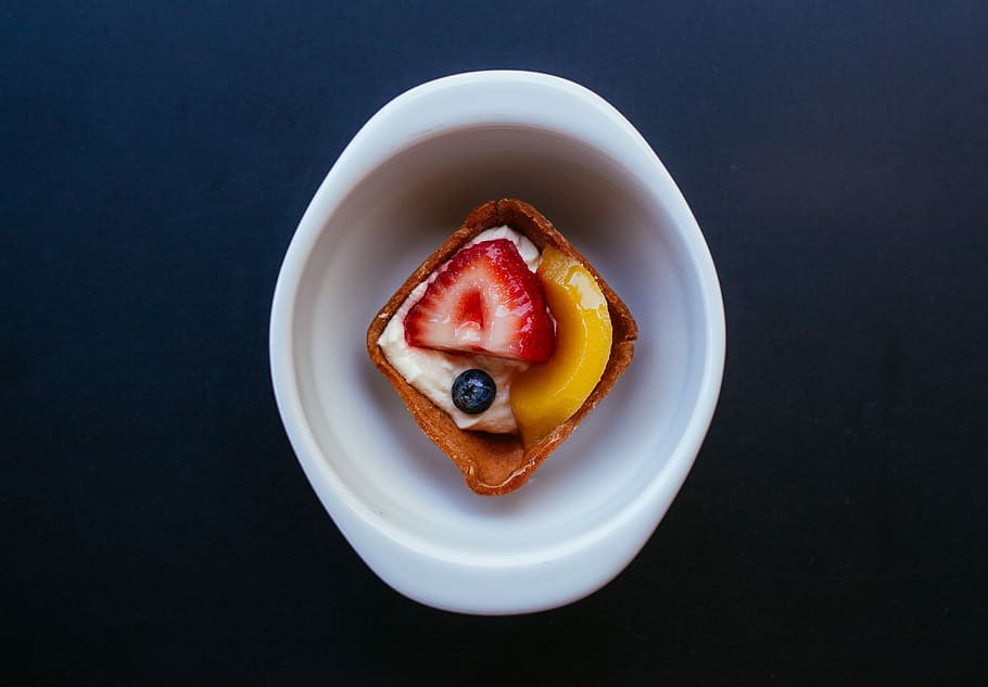 Fruit tart, blueberry, cake, dessert, dish, minimalistic, plate HD wallpaper
