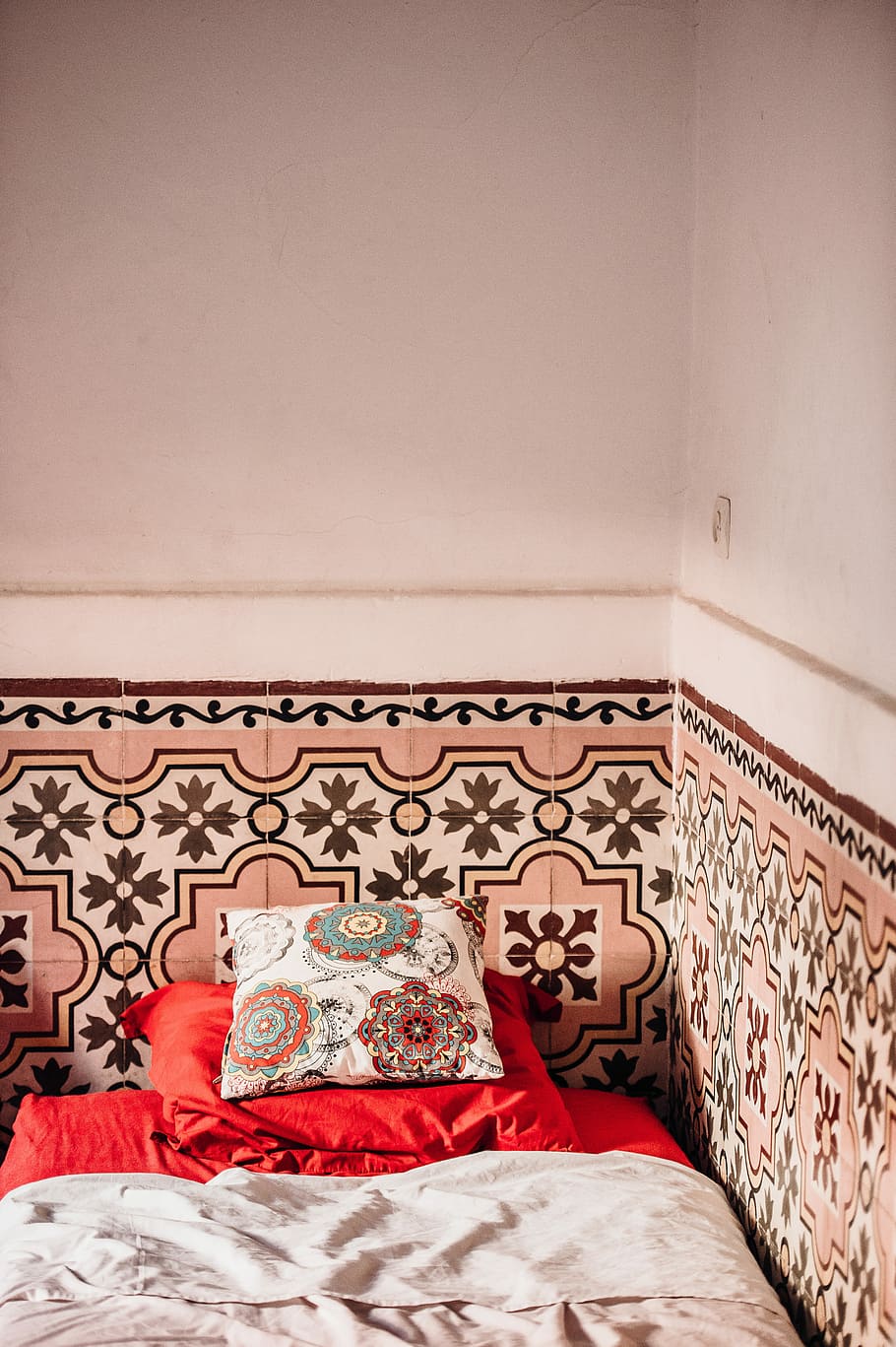 Moroccan Bedroom, red and white throw pillows on top of bed, wall HD wallpaper