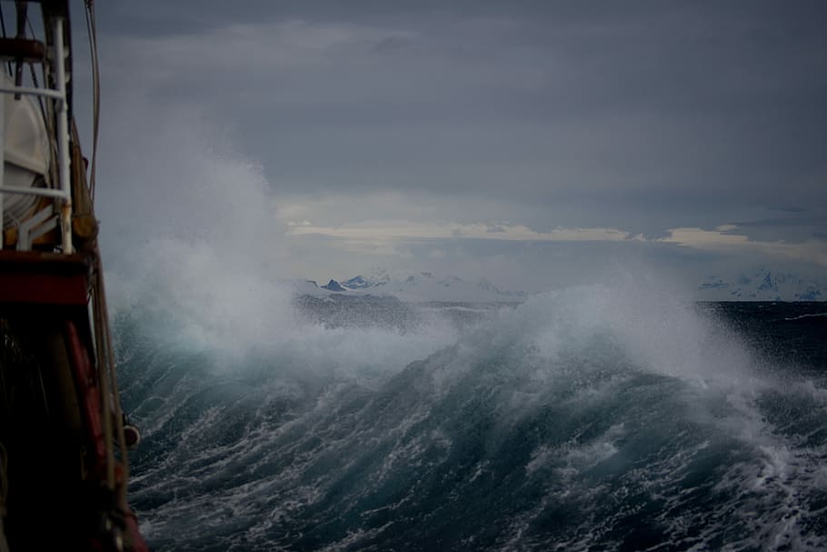 huge wave at daytime, sea waves under gray sky during daytime HD wallpaper