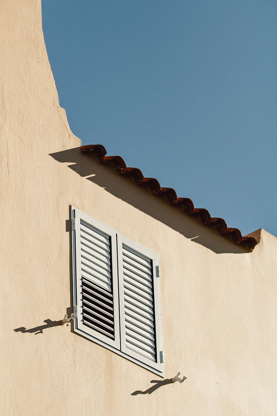 closed white louvered windows, white wooden louvered window surrounded with beige painted wall HD wallpaper