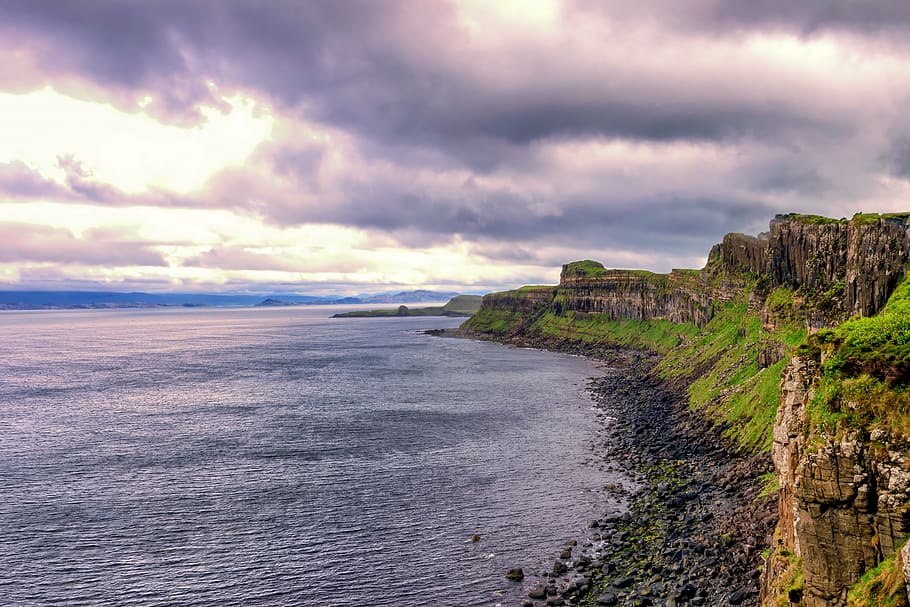 body of water near green and brown island at daytime, coast HD wallpaper