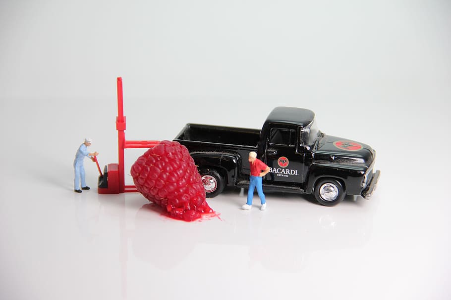 loading, raspberry miniature figures, truck, forklift, accident, HD wallpaper