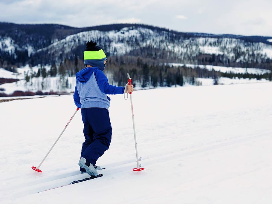 Cross Country, boy holding ice skate poles, snow, ski, beanie, HD wallpaper