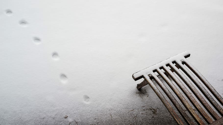 Снег на решетке. Решетка от снега. Решетка из снега. Немецкая решётка отснега. White tracks