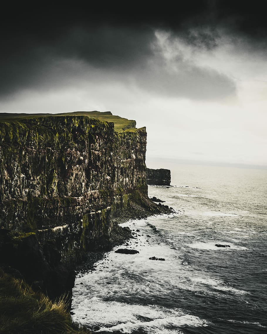 mountain cliff in shallow focus, photo of promontory against gray sky HD wallpaper