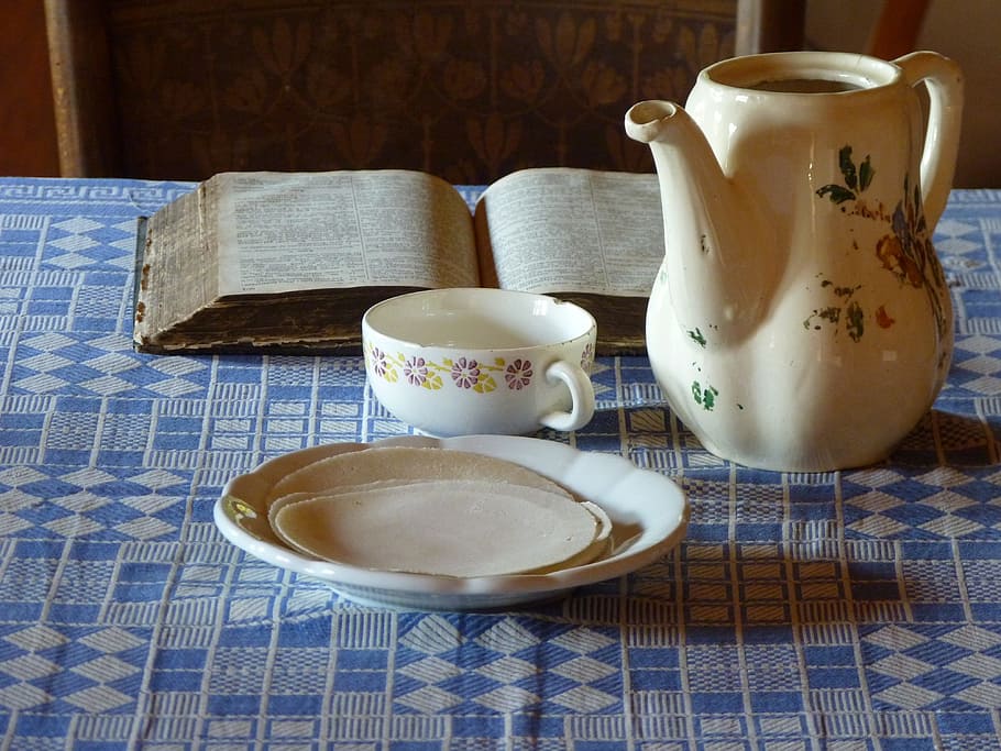 Table, Tablecloth, Plate, Pot, Cup, Book, lunch, gedeckter table HD wallpaper