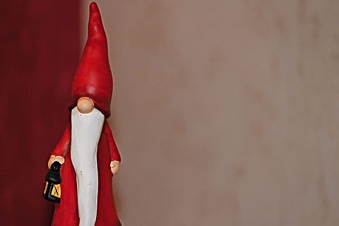 gnome holding lamp figurine in focus photography, dwarf, hood HD wallpaper