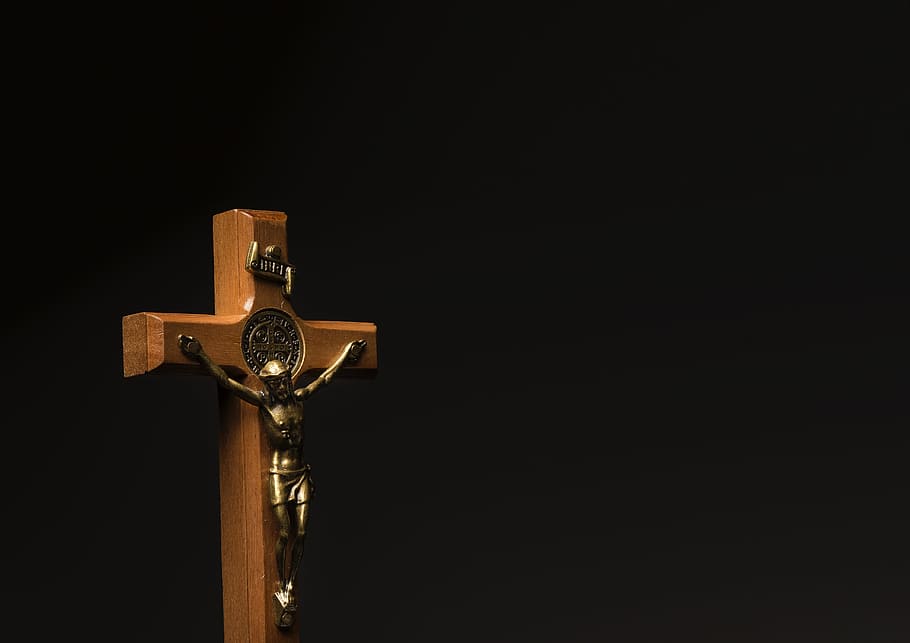 brown and brass crucifix near black wall, cruz, catolicos, jesus, HD wallpaper