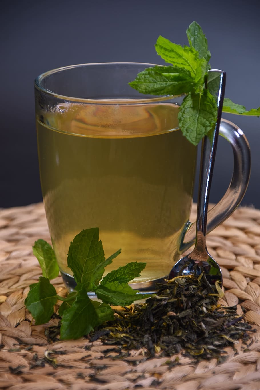 clear drinking glass beside spoon on wicker mat, Tea, Mint HD wallpaper