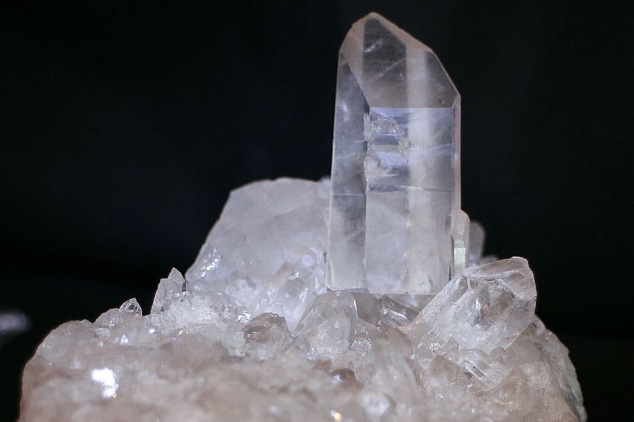 clear gemstone fragments, rock crystal, crystal quartz, pure quartz