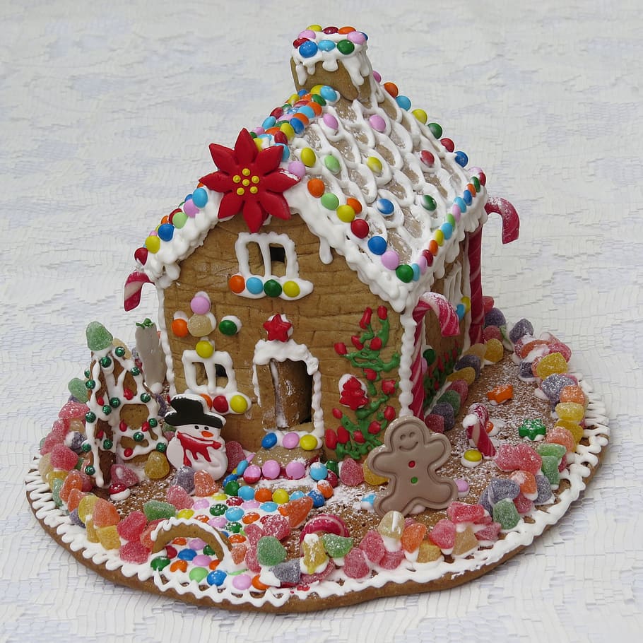 closeup photo of cookie house, gingerbread house, pastry, candy HD wallpaper