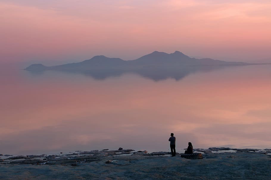 two person standing beside body of water, two person on shore HD wallpaper