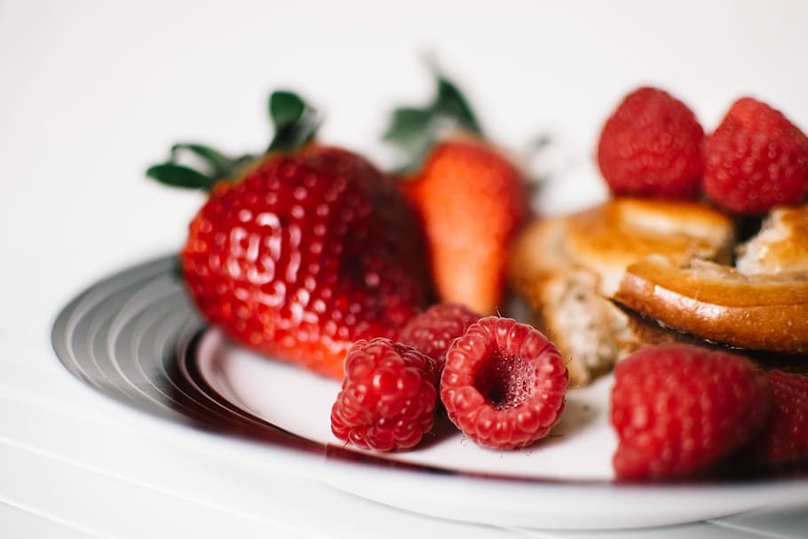 selective focus of raspberries and strawberries on plate, strawberry HD wallpaper