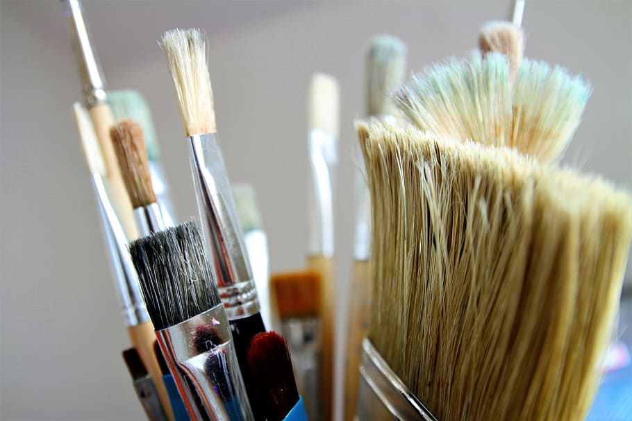 closeup photo of assorted-color makeup brush lot, painter brush HD wallpaper