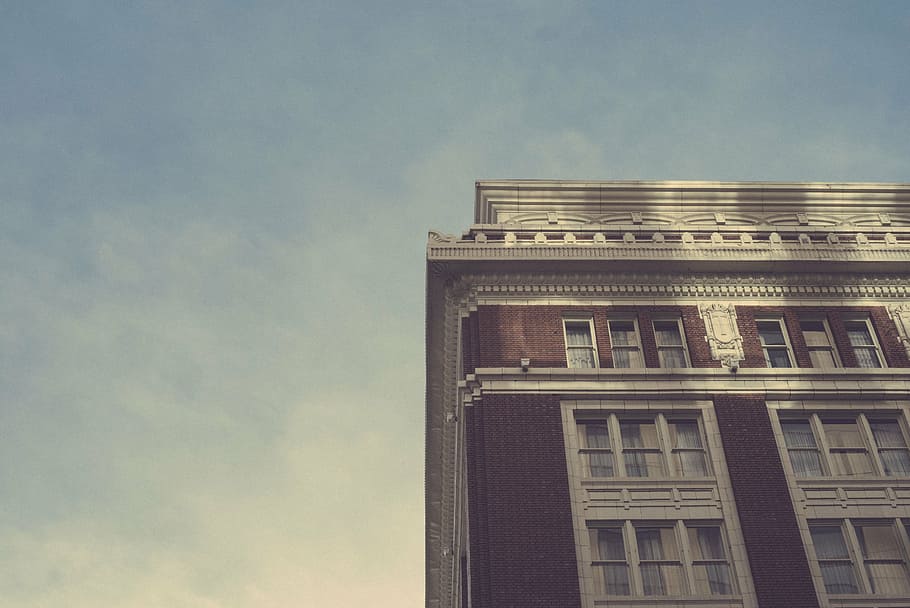 worm's-eye view of brown and white painted building, architecture HD wallpaper