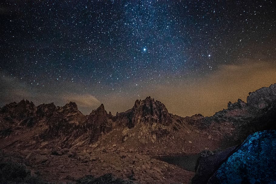 starry sky above rocky terrain, refugio frey, cerro catedral, HD wallpaper