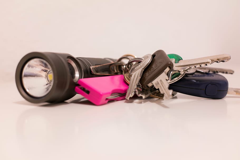 several gray keys on keychain beside black flashlight, pocket knife HD wallpaper