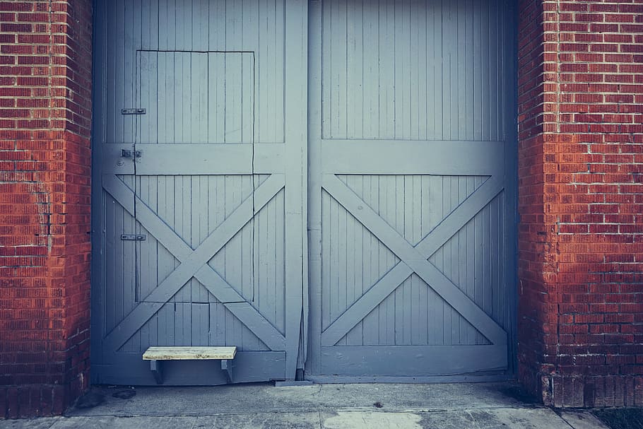 gray woodendoor, blur, closed, gate, step, red, bricks, brick wall HD wallpaper