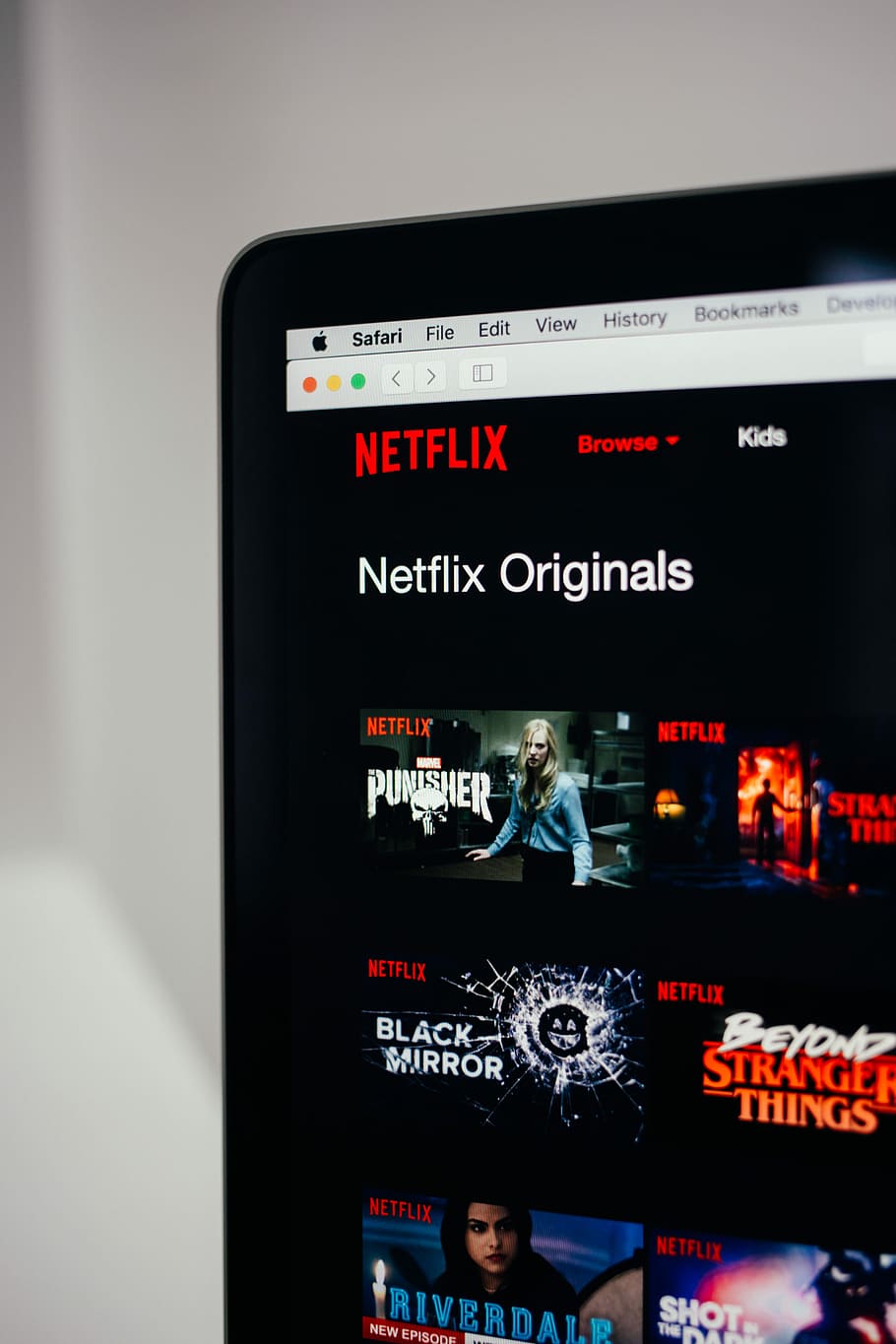 Netflix screengrab, untitled, laptop, macbook, apple, communication HD wallpaper