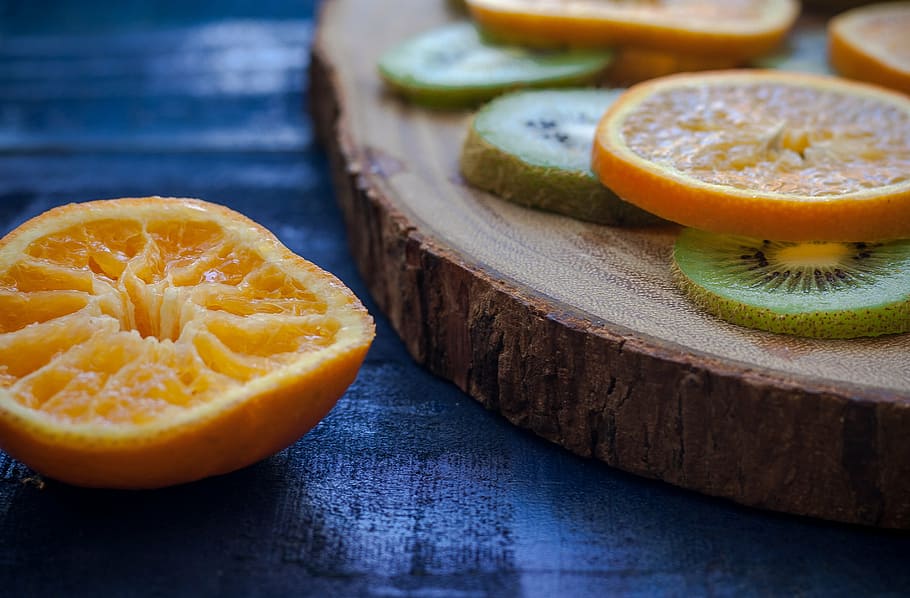 sliced orange and kiwi fruits, wood, table, blue, green, food, HD wallpaper