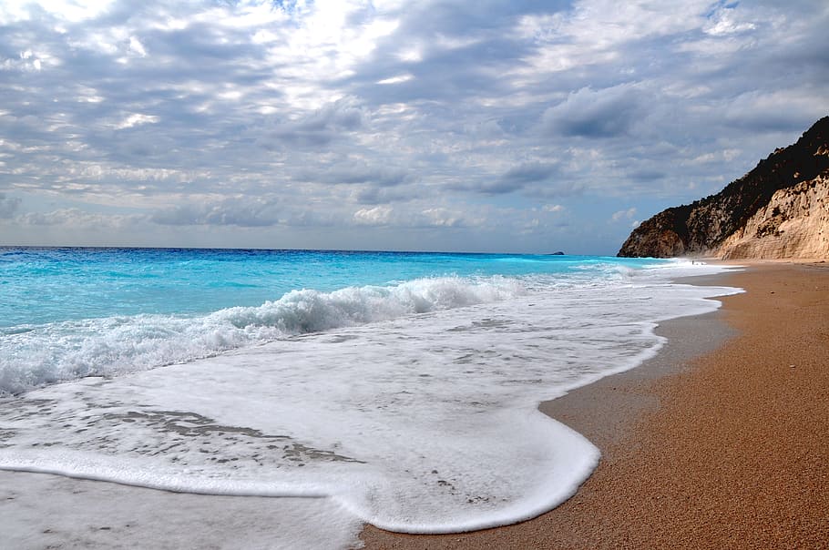 landscape photography of beach under cloudy sky during daytime HD wallpaper