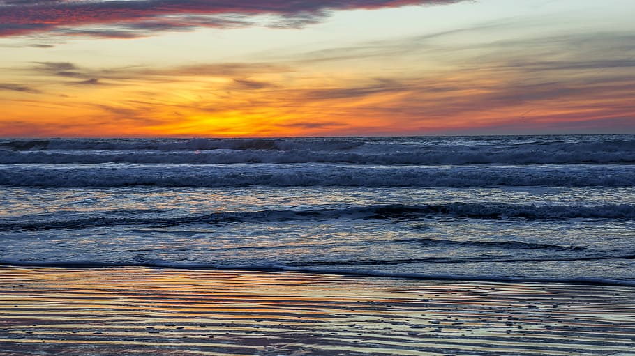 body of water under cloudy sky, sunset, dusk, beach, shore HD wallpaper