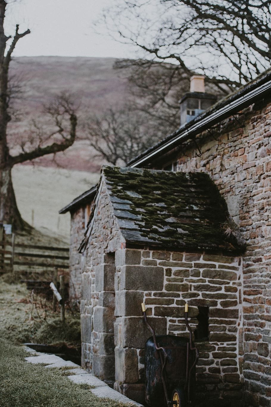 National Trust Dalehead Bunkhouse, brown brick house near trees during daytime HD wallpaper