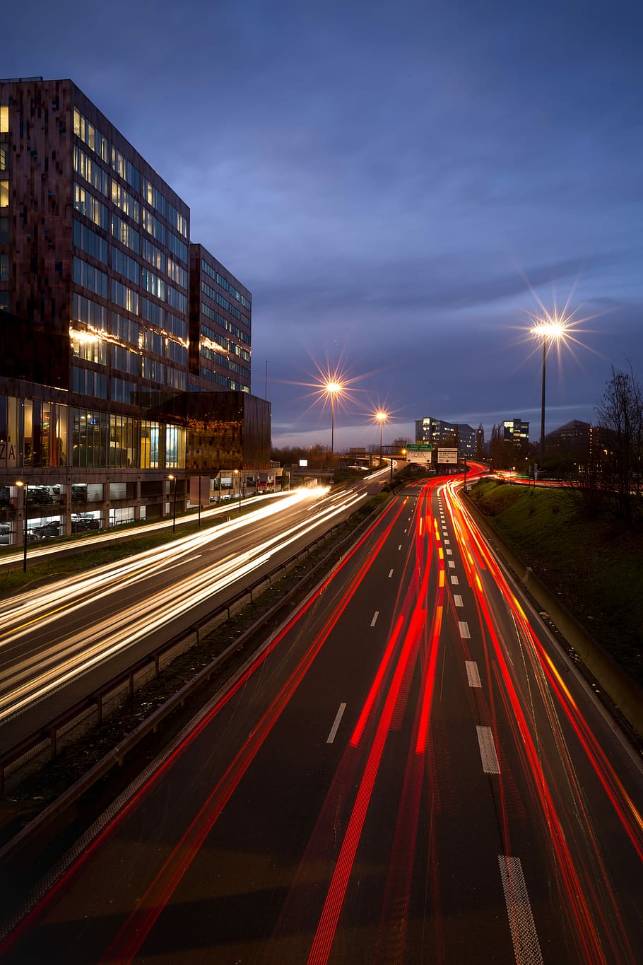 time lapse photography of road beside high-rise building, time lapse photography on busy road HD wallpaper