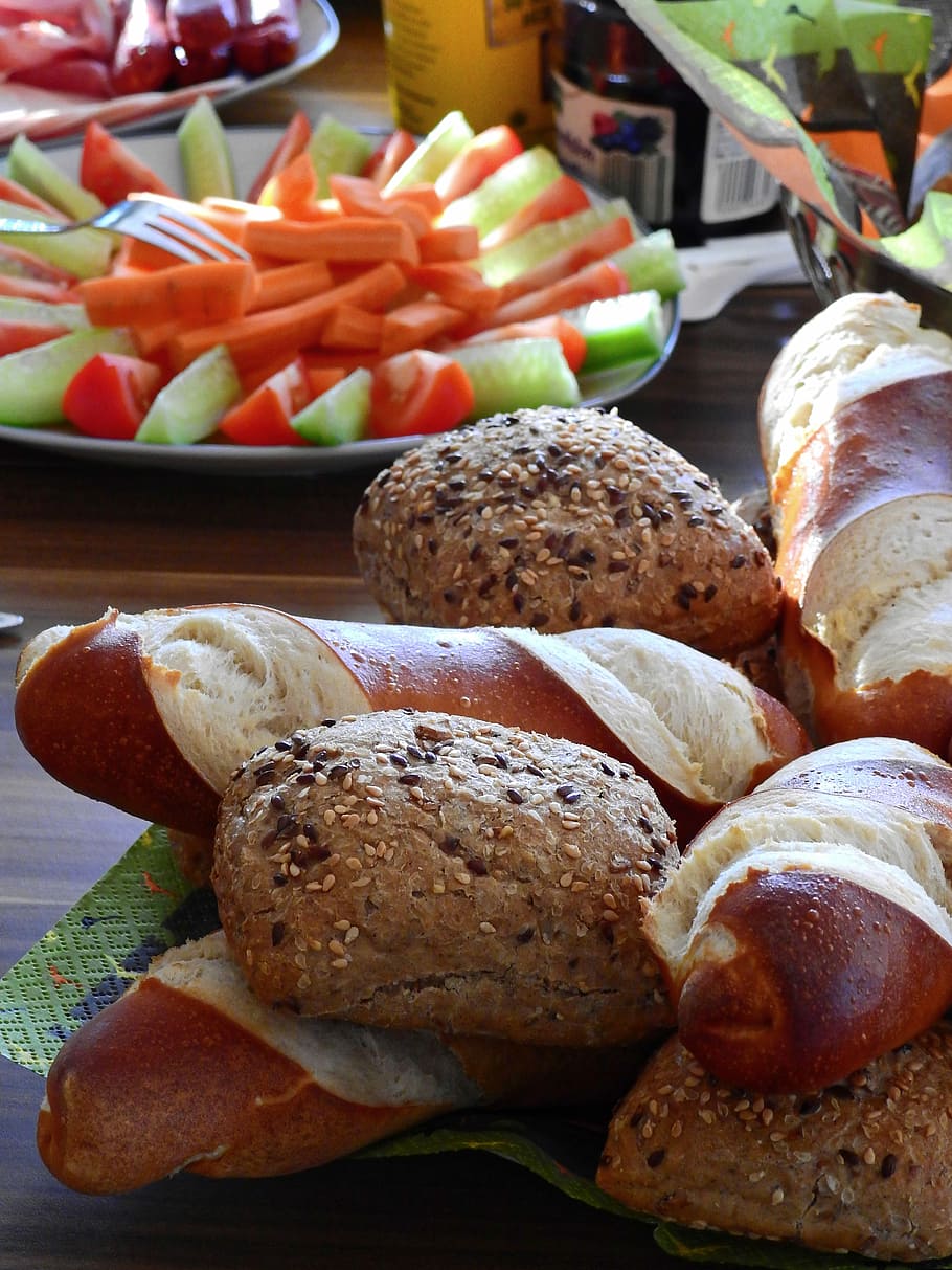 Bread eat. Булка с мясным хлебом. Еда в булке хлеба. Бар булочки. Булочка с овощами подача.