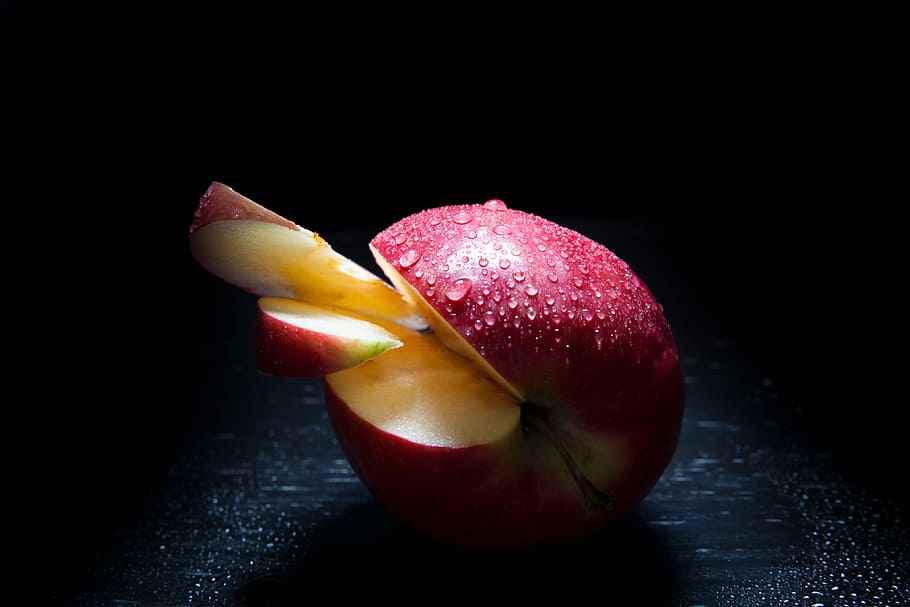 macro photography of red apple, dark mood food, fruit, lichtspiel HD wallpaper