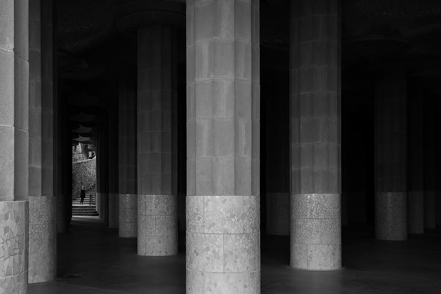 grayscale photo of support pillars, grayscale photo of pillars HD wallpaper