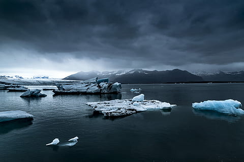 glacier near body of water, iceberg on body of water beside mountain field of snow HD wallpaper