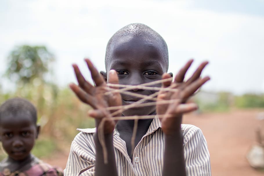 boy showing hand with rubber, boy holding thread tied on hands HD wallpaper