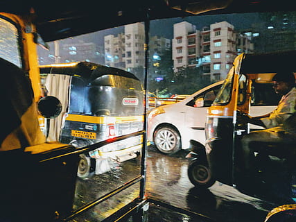 Weekday evenings in Mumbai, man riding auto rickshaw, traffic HD wallpaper