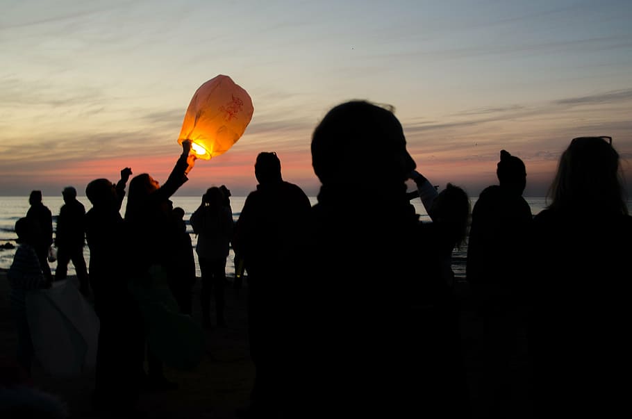 sky lantern, chinese lantern, sunset, silhouette, group of people HD wallpaper