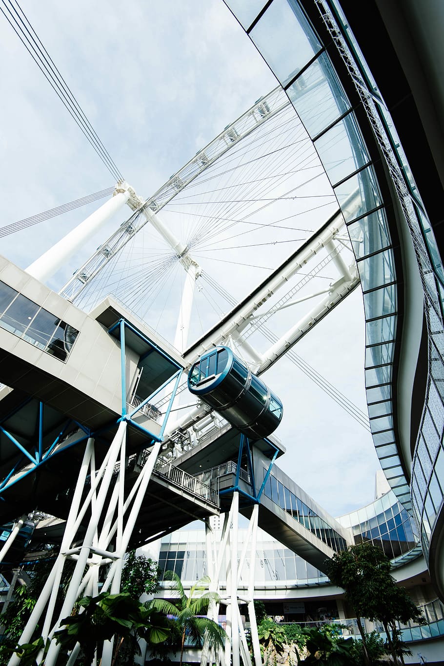 architectural photography of building, worm's-eye view of ferris wheel HD wallpaper