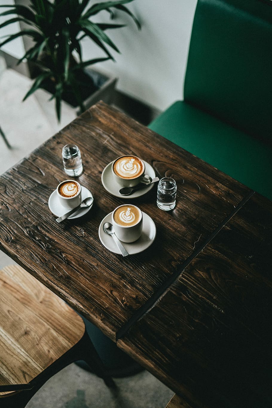 three latte arts in cup, three coffee cups with latter arts, table HD wallpaper
