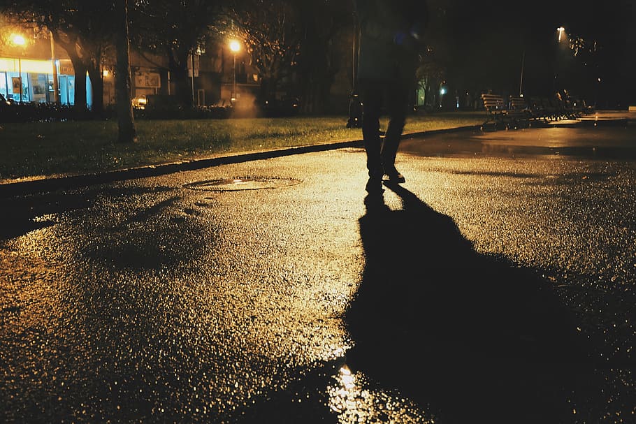 man standing on concrete road during nighttime, pedestrian HD wallpaper