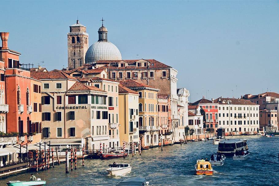 buildings by Venice Grand Canal, Italy at daytime, assorted-type boats near building during daytime HD wallpaper