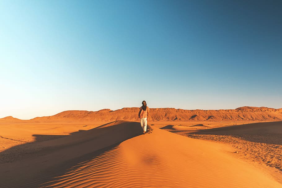 man walking on desert, man walking on desert under blue sky, summer HD wallpaper