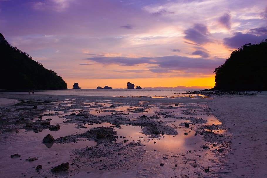 Few places do sunsets as well as Thailand, this one was captured from Tup Island, a tiny tropical island in Krabi HD wallpaper