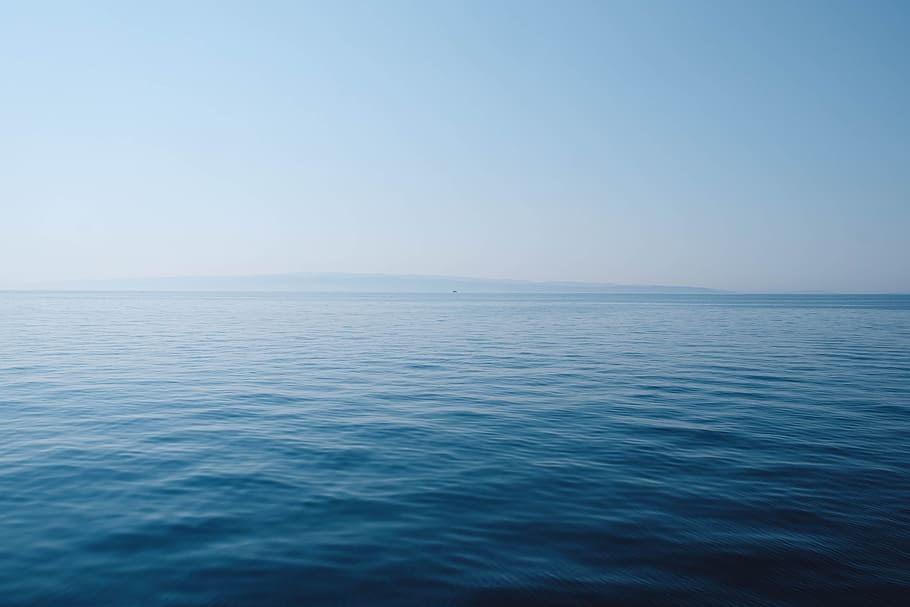 body of water under blue and white sky at daytime, body of water under blue and white sky HD wallpaper
