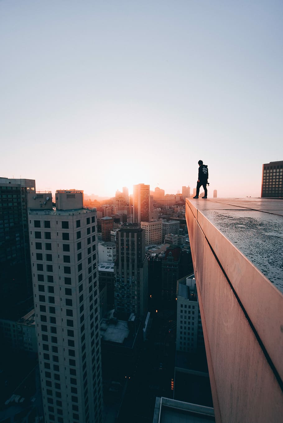 civilisere Faktisk Maleri HD wallpaper: man standing on edge of the building, person standing on the  rooftop of the building | Wallpaper Flare