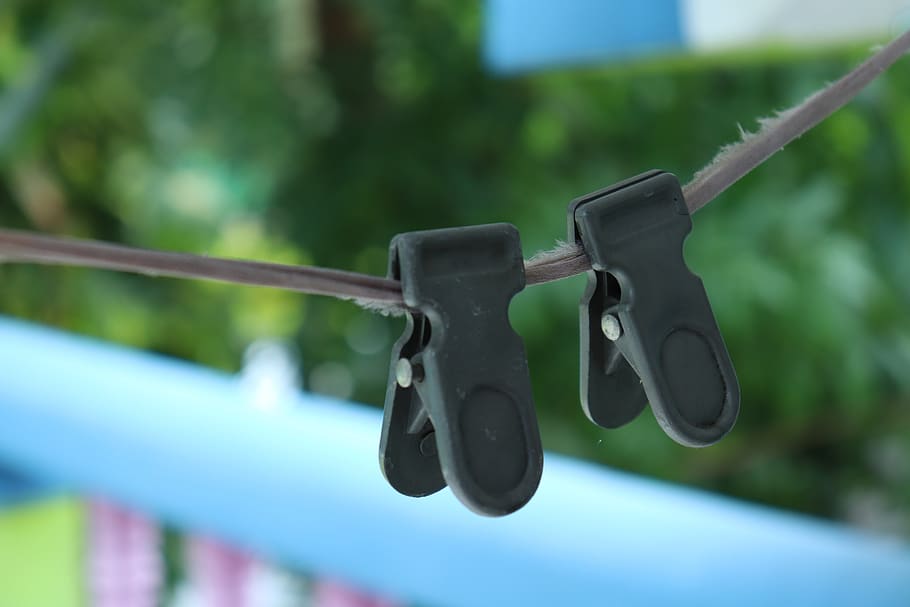 clip, hang, realistic, shadow, focus on foreground, hanging HD wallpaper