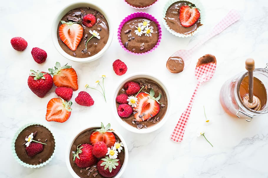 ripe strawberries lot, sliced strawberry fruits on chocolate cupcakes HD wallpaper
