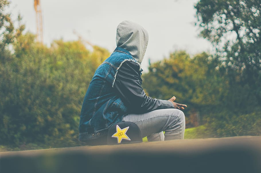 person sitting on floor outdoor, person sitting on a hedge, man HD wallpaper