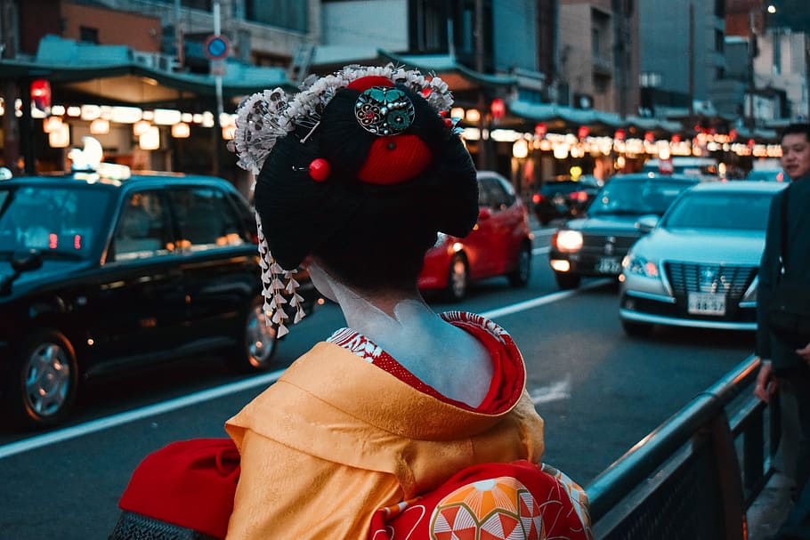 selective focus photography of geisha standing on street while facing on car, Geisha fronting highway